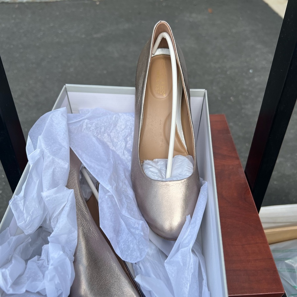 NIB Aerosoles Gold Champagne Pumps kitten heel size 7